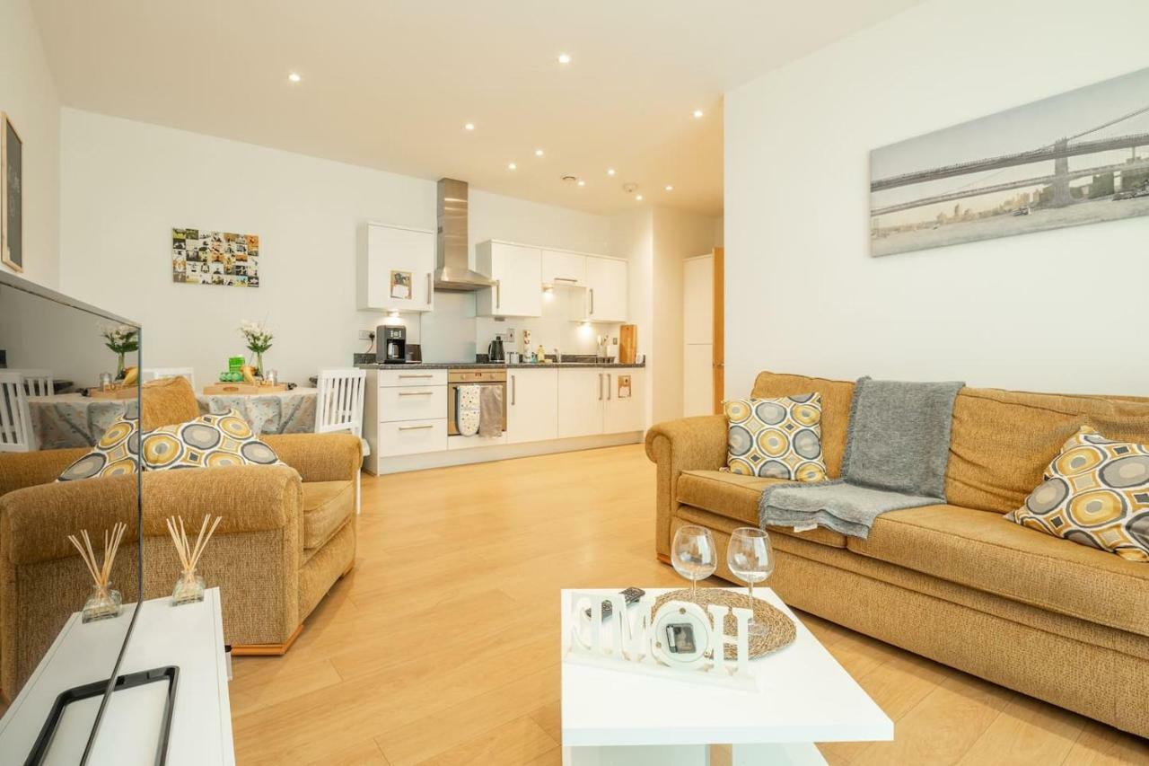 Central Bedford: Two Bedrooms, Breakfast Basket Extérieur photo