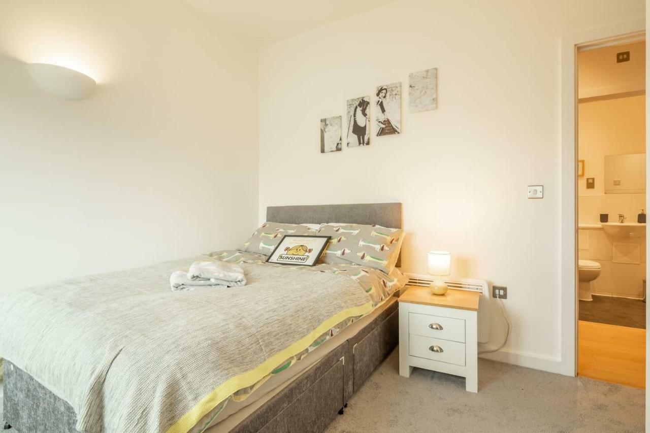 Central Bedford: Two Bedrooms, Breakfast Basket Extérieur photo
