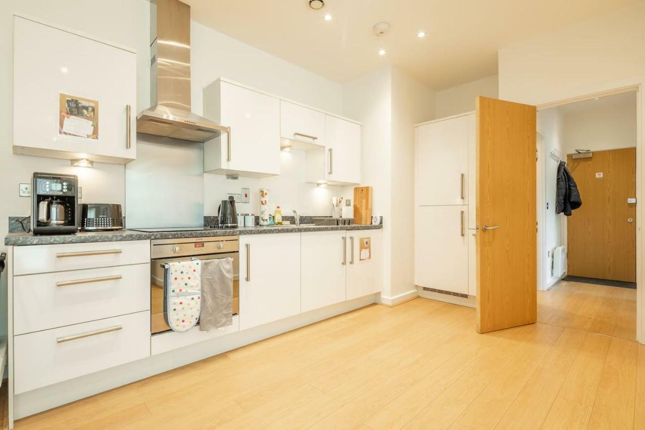 Central Bedford: Two Bedrooms, Breakfast Basket Extérieur photo