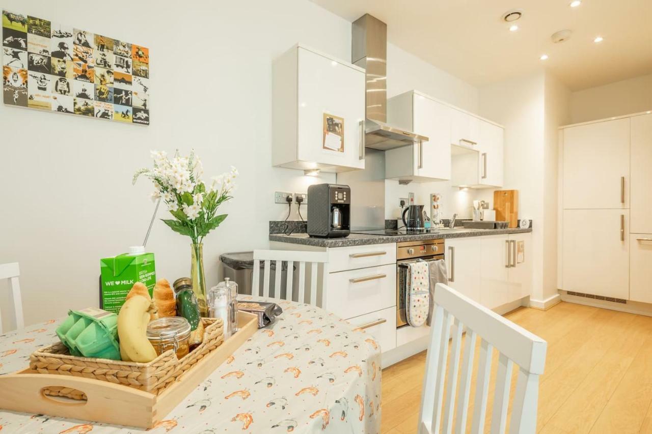 Central Bedford: Two Bedrooms, Breakfast Basket Extérieur photo