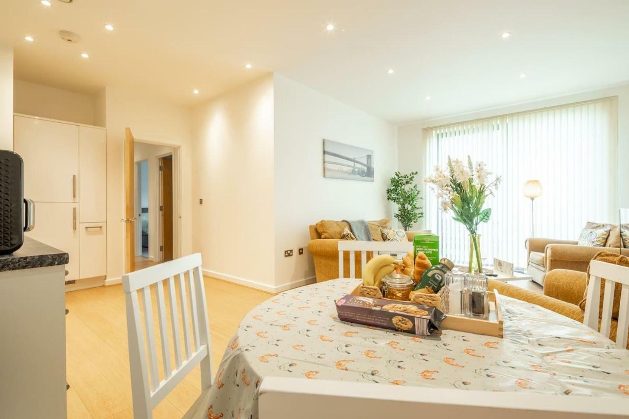 Central Bedford: Two Bedrooms, Breakfast Basket Extérieur photo