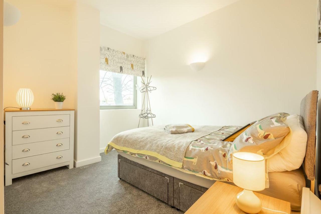 Central Bedford: Two Bedrooms, Breakfast Basket Extérieur photo