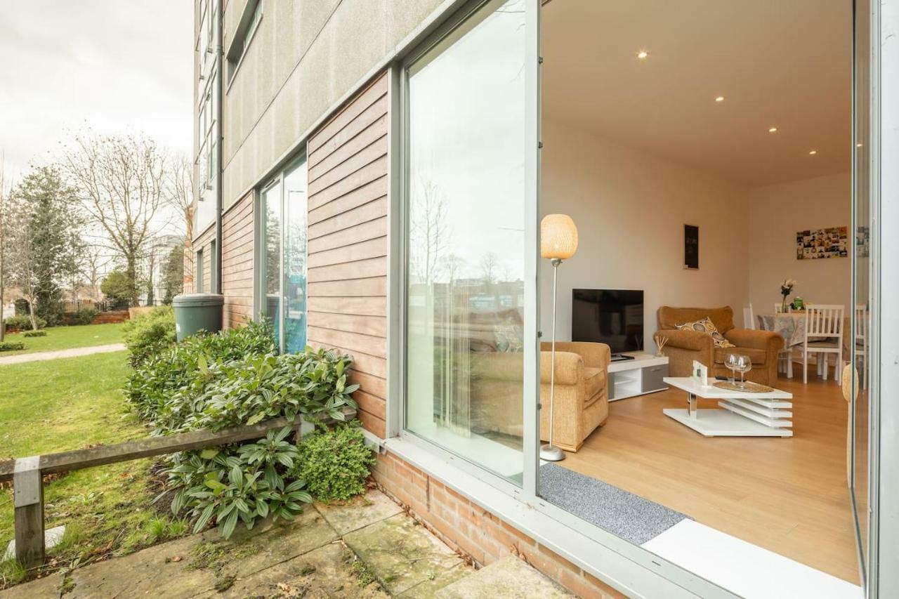 Central Bedford: Two Bedrooms, Breakfast Basket Extérieur photo