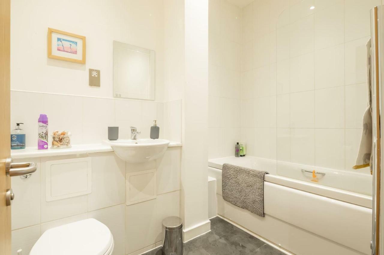 Central Bedford: Two Bedrooms, Breakfast Basket Extérieur photo