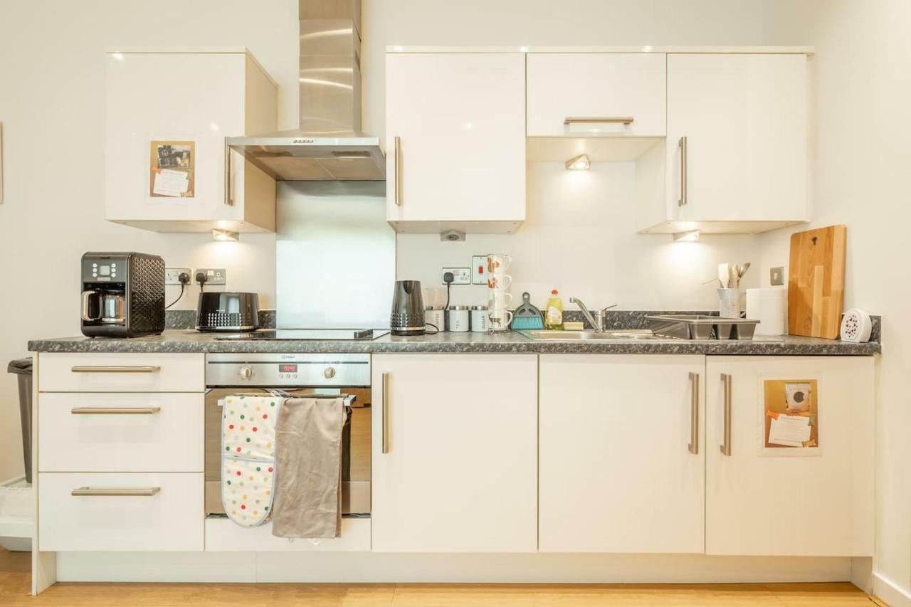 Central Bedford: Two Bedrooms, Breakfast Basket Extérieur photo