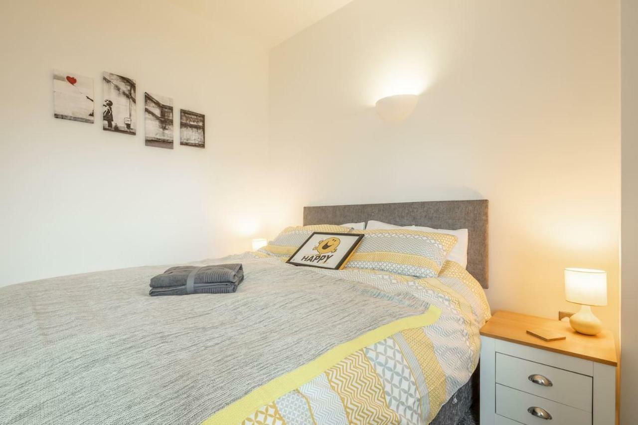 Central Bedford: Two Bedrooms, Breakfast Basket Extérieur photo